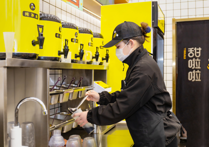 员工操作间，甜啦啦供图。