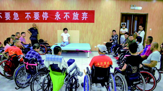 杨素玲（中）在给肢体残疾人士做培训。 受访者供图