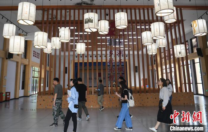 图为：参观者在枫源村走访参观。　王刚 摄