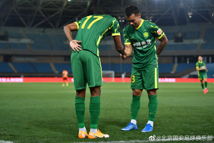 进球后向“理发师”李可表示感谢