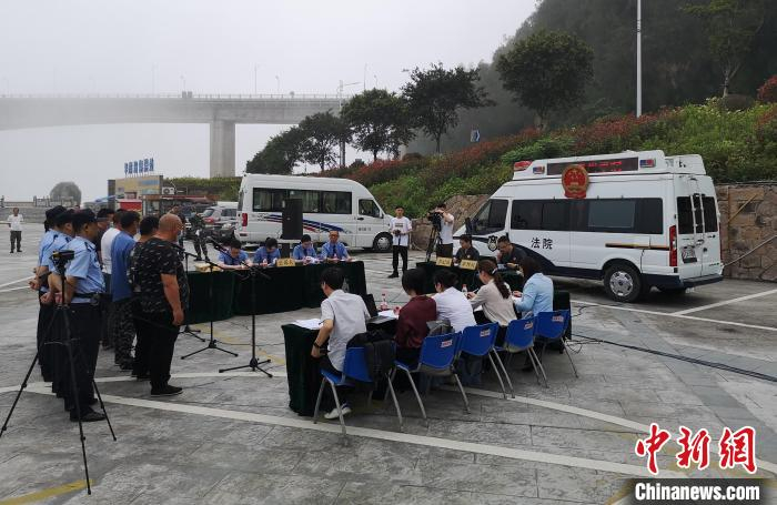 温州市洞头区人民法院巡回审判现场 范宇斌 摄