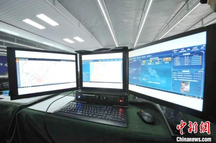 已淘汰的应急救援老式方舱指挥平台。　德阳消防供图