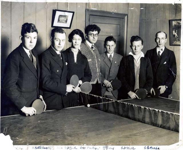 蒙塔古（左四）年轻时候的照片