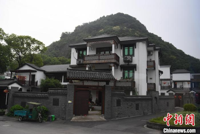 图为：枫源村村容整洁民居雅致。　王刚 摄