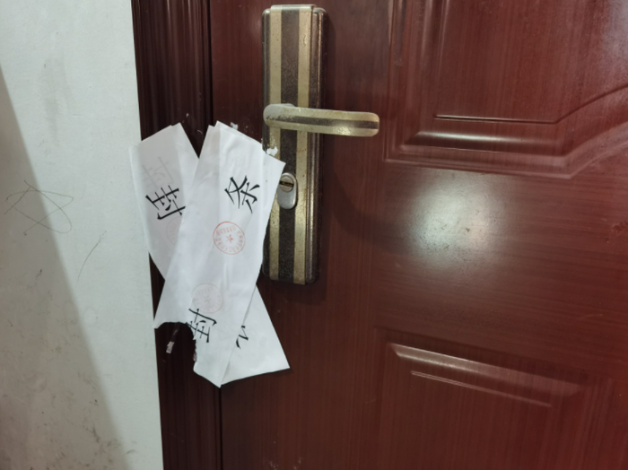 一年前的案发现场贴了封条。