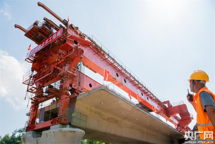 金甬铁路全线首榀箱梁成功架设（央广网发 时宽兵 摄）