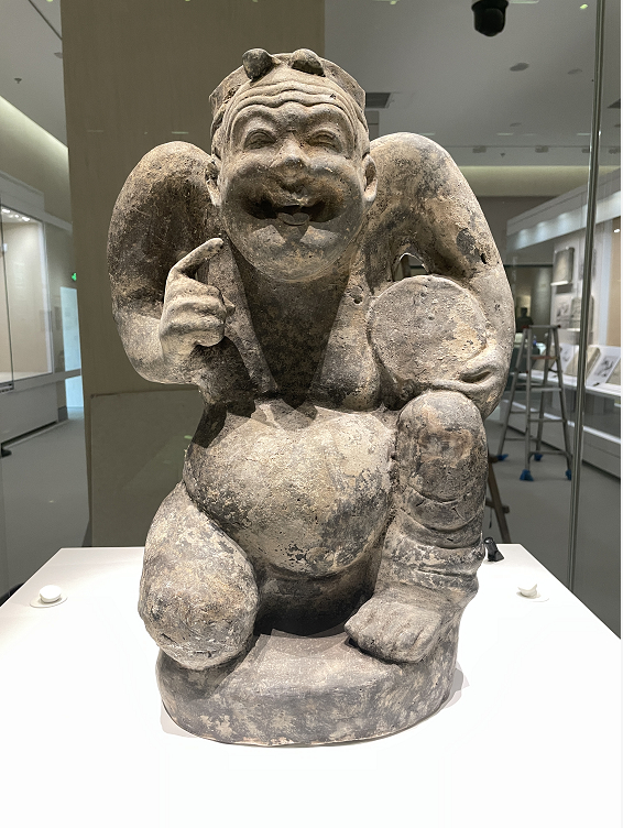 忠县出土的东汉灰陶击鼓说唱俑 邹乐 摄