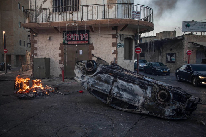当地时间5月11日，以色列卢德，当地的阿拉伯居民发动骚乱，车辆被烧毁。