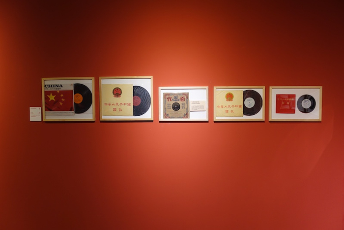 陈沫收藏不同版本的《义勇军进行曲》唱片