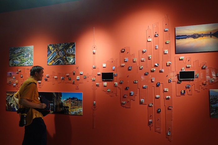 展厅尾端，由数百张上海城市新貌与市民笑脸照片组成的城市剪影与建筑倒影