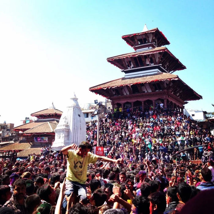  往年的撒红节，人山人海。/ 家明