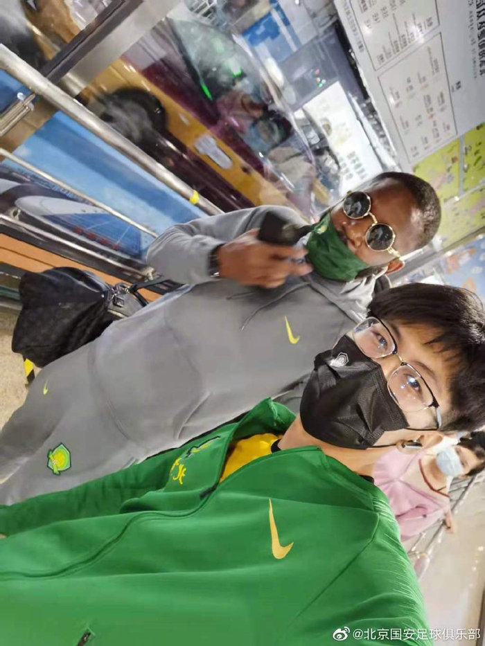 球迷帮“迷路”的巴坎布找到出租车站