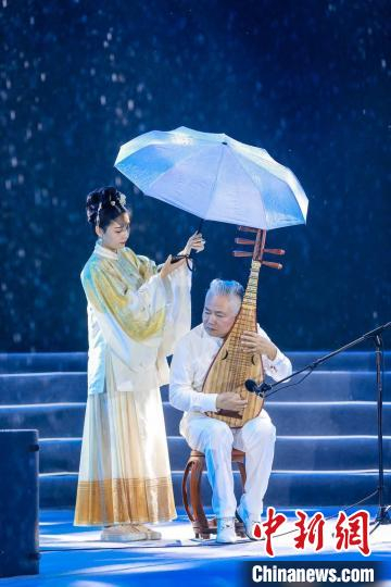 国乐大师方锦龙弹奏琵琶名曲。 张宇熠 摄