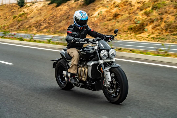  行驶在路面上的摩托车。 受访者 供图