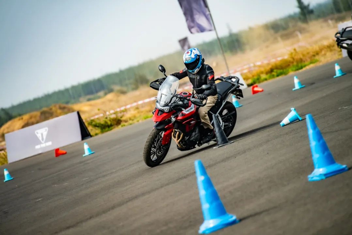 安驾培训中，驾驶员磨练技术。受访者供图