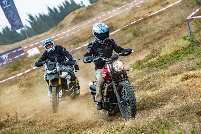 驾驶员行驶在越野路段。受访者供图