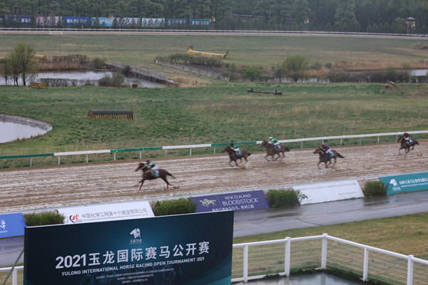 （2021年度玉龙国际赛马公开赛现场）