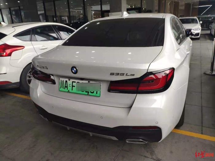  石先生的车停放在4S店门口