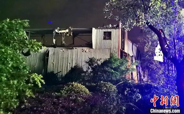 建筑铁皮一部分不知所踪。钟升 摄