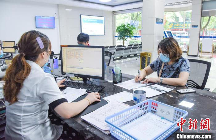 浙江玉环民众就医填写相关资料。 吴晓红 摄