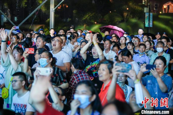 民众追传统文化带热夜经济。　张宇熠 摄