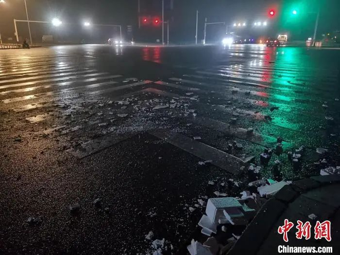 路面上一片狼藉。钟升 摄