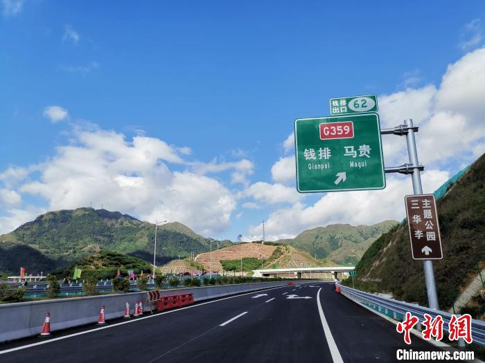 云茂高速6月中旬通车。 岳路建 摄