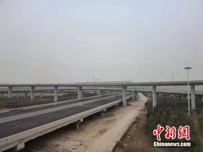京雄高速河北段。中新网记者 张旭 摄