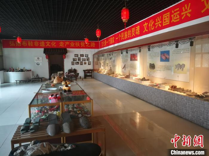 图为刘五代自建的布鞋文化博物馆内景。　李晓伟 摄