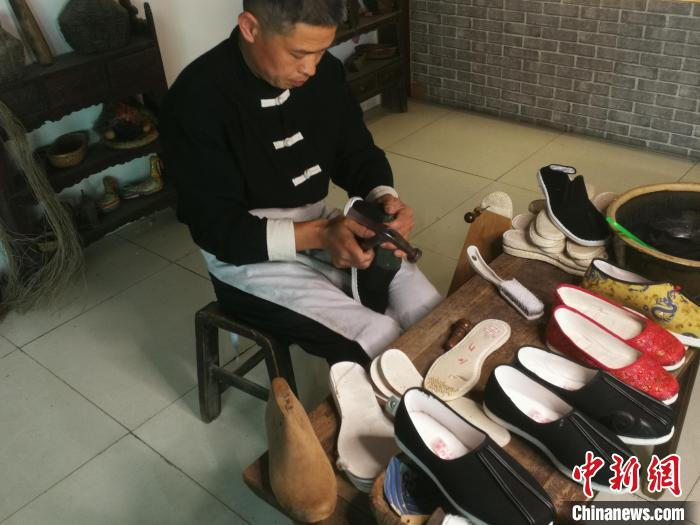 刘五代正在纳制千层底 李晓伟 摄