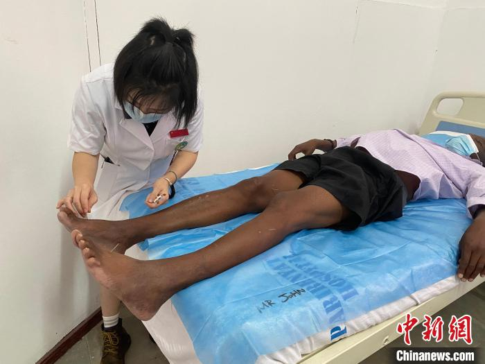 在津巴布韦首都哈拉雷的帕里雷尼亚图瓦医院中医针灸中心，孙爽为当地患者针灸。　受访者供图