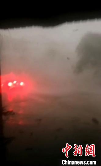 图为当地市民拍摄的大风来时环境。　贵阳市开阳县气象局供图