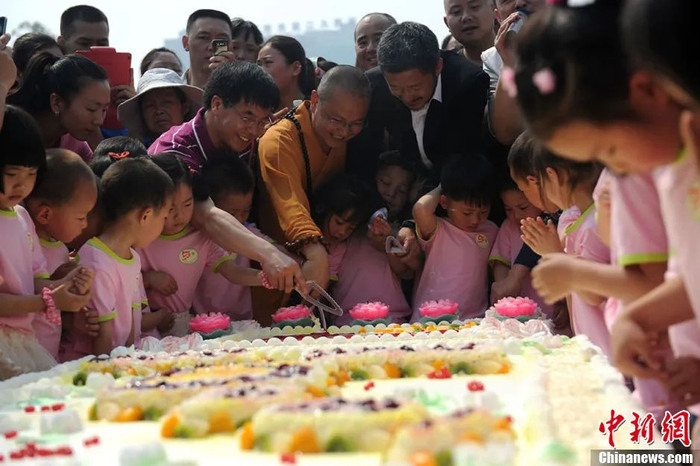 资料图：2013年5月12日，汶川特大地震五周年纪念日，四川省什邡市108个“地震宝宝”齐聚千年古刹罗汉寺，共同度过五周岁生日。张浪 摄