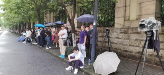 ▲5月14日早晨，杭州中院门口聚集着人群，有记者 ，也有普通市民。新京报记者 苑苏文 摄