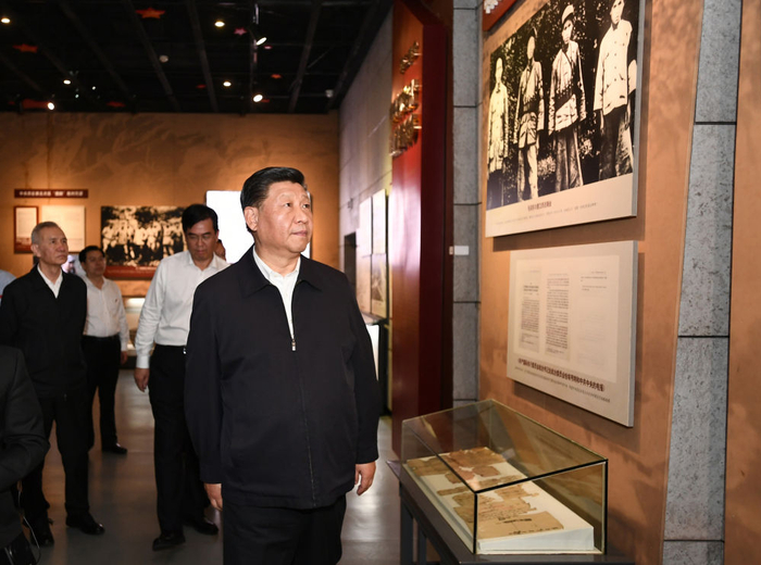 　　△ 2019年5月20日至22日，中共中央总书记、国家主席、中央军委主席习近平在江西考察。这是习近平在赣州市于都县中央红军长征出发纪念馆参观，缅怀当年党中央和中央红军在苏区浴血奋战的峥嵘岁月。新华社记者 谢环驰 摄
