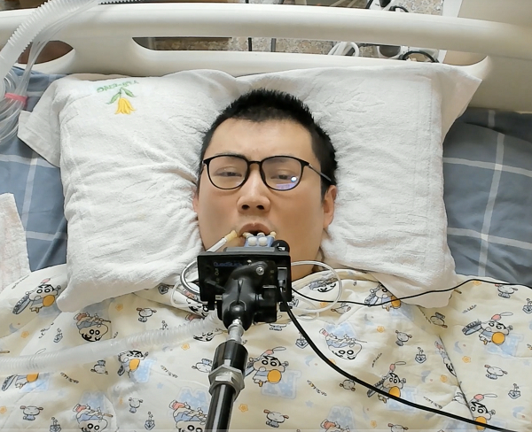 图说：UP主朱铭骏在床上拍摄视频 来源/B站截图