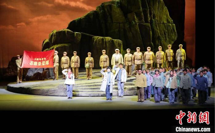 呈现青年志愿者上岛垦荒的历史场景 方晨晔 摄