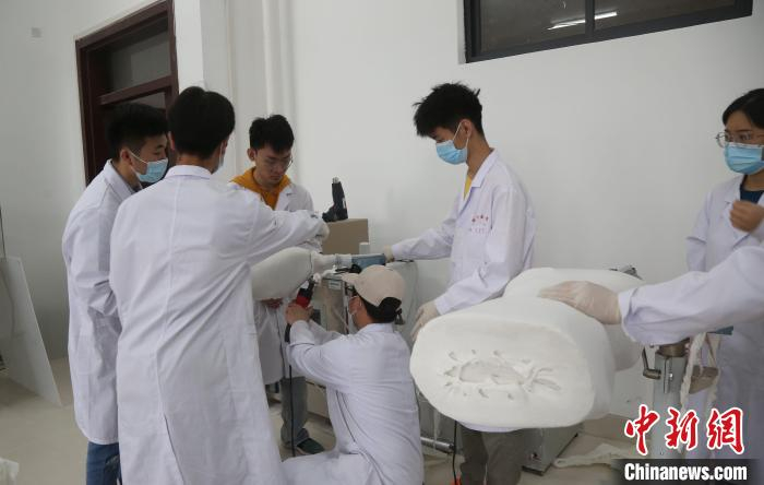 考虑到残疾人大学生就业需要，该校在中医学、应用心理学、口腔医学技术等专业招收视障、听障学生。　王娇妮 摄