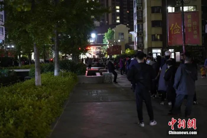 图为辽宁营口鲅鱼圈区市民排队等待核酸检测。