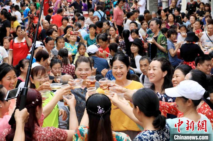 人们举杯庆祝。　谭凯兴 摄