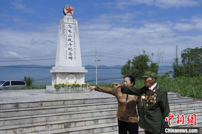 图为老兵许康元在乌龟山战斗纪念碑。　中新社记者 罗婕 摄