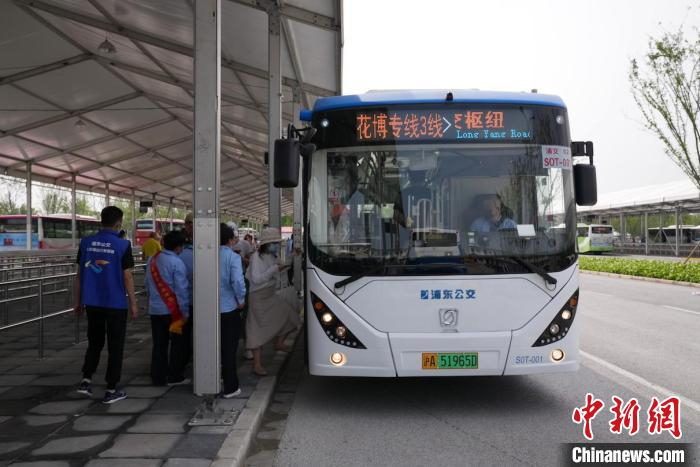 本次全负荷交通保障压力测试演练共配车458辆，配船5艘。　上海市交通委供图