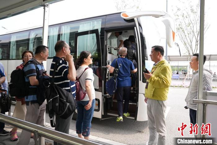 这是集约交通各类专线首次开放所有线路的全负荷载客实战演练。　上海市交通委供图