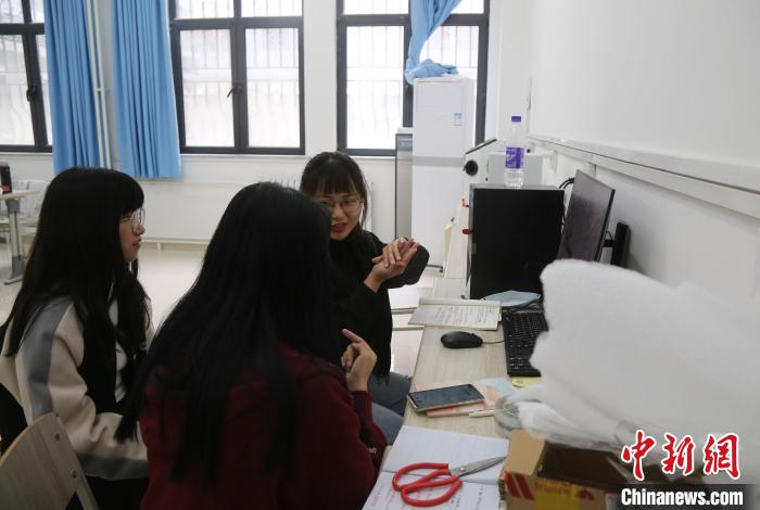 无障碍数字化校园、听障生和视障生智慧教室、无障碍图书馆等设施日趋完善。　王娇妮 摄