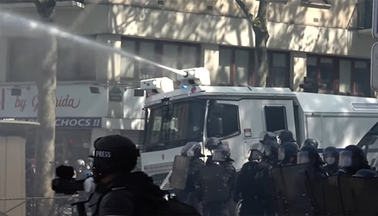 巴黎抗议现场视频截图