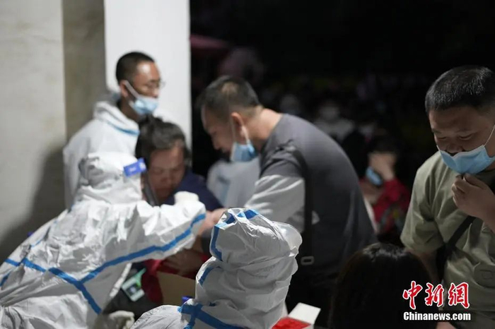 图为辽宁营口鲅鱼圈区市民排队等待核酸检测。图片来源：视觉中国