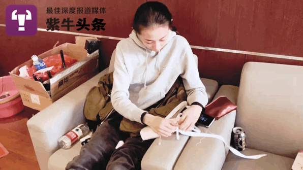 孙艺娜在缝补舞蹈鞋