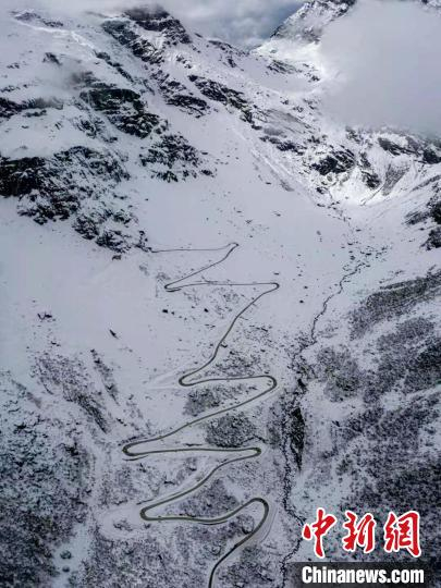 派墨公路沿线气候多变，建设难度极大。　董志雄 摄