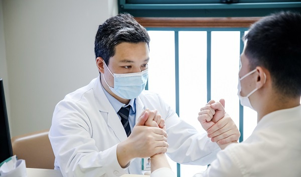 图说：患者因颈椎病导致左手臂麻 医院供图（下同）