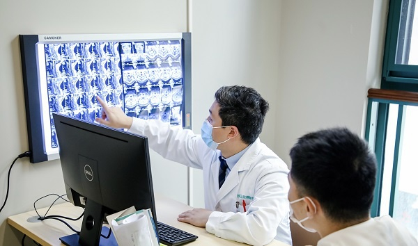 图说：患者去脑科医院做脊柱手术